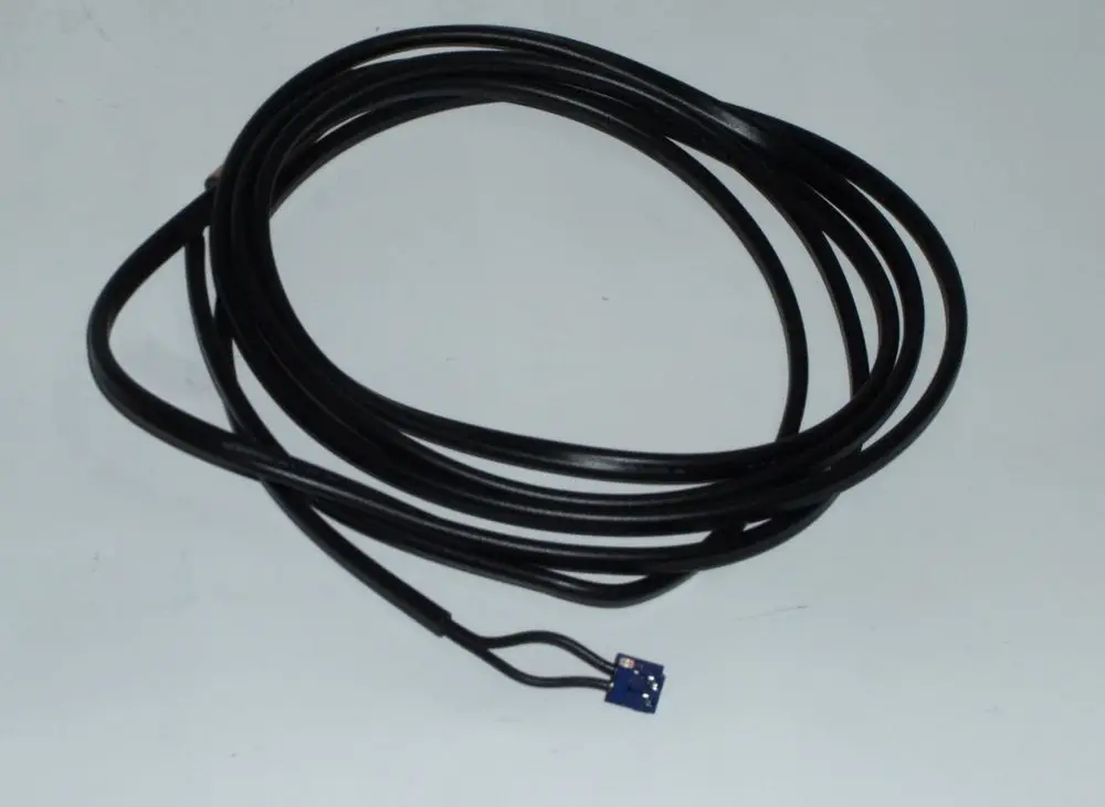 Schwarzes Kabel mit einem blauen Stecker an einem Ende, geeignet für Sensoranwendungen, möglicherweise im Zusammenhang mit Daikin-Produkten.
